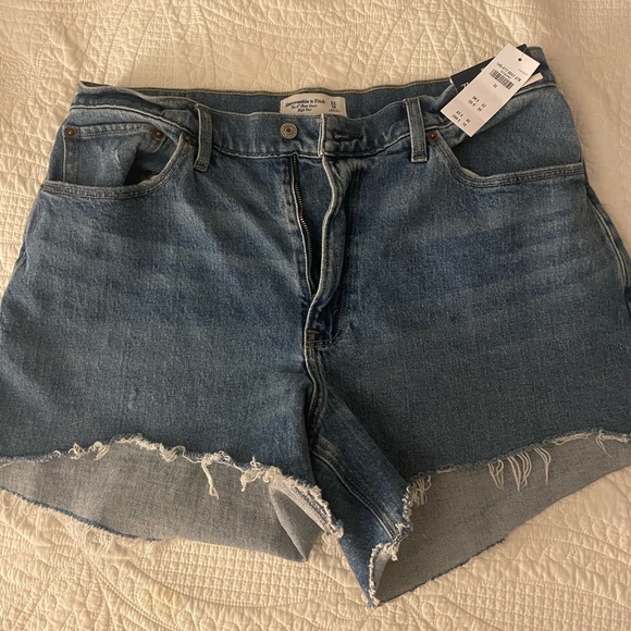 NWT Abercrombie & Fitch | 4” High Rise Mom Short | Curve Love - Picture 3 of 4